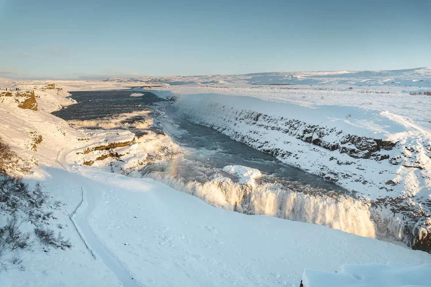 Cascada de Gullfoss rodeada de nieve durante el invierno en Islandia